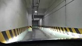 车库的通道过于狭窄，车内雷达嗡嗡作响
