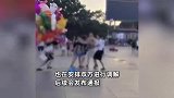 男子怀疑被男孩偷拍，和其母亲发声冲突，目击者：男子也打了男孩