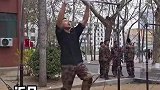 即将入伍的00后军事生展示单杠技能