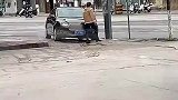 短短几秒已经看到了深深的母爱
