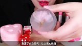 充满少女元气的甜食，既粉嫩又创意，美女大口吃得好美味