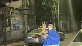 男子给女友买热奶宝塔，见状议论纷纷！