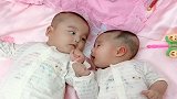 生了一对龙凤胎，结果是女儿调皮，儿子安静！