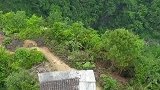 贵州大山里发现一悬崖边上建有房子，是谁会住在这里呢