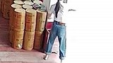 代步车突然起火，老人手足无措……附近店铺女老板赤脚跑出，帮忙灭火
