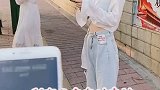 黑色衣服，对，就是黑色衣服