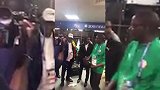 取胜获顶级待遇！塞内加尔总统到访球队更衣室