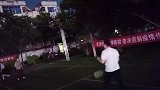 羽毛球天黑也能看见球了，这效果像武打片！
