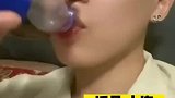 奶奶劝孙子少喝饮料，原因让人大开眼界