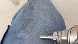 牛仔裤上面的破洞，不动用剪刀也能吹出来的