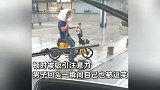 智者从不抱怨环境！男子雨天戴水管弯头挡雨，自己都忍不住笑了