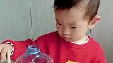 用洗洁精瓶子给孩子做的水井，安安静静的玩了一个小时
