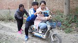 小伙跑摩的遇同村美女，坐那里都感觉占便宜，最后一招我笑翻了