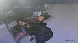 江苏镇江：男子过安检顺手牵羊，看到警察还把口罩捂严