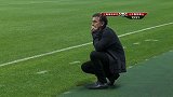中超-14赛季-联赛-第11轮-鲁能主帅库卡蹲做在场边-花絮