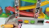 小车们来玩汽车轨道了！！