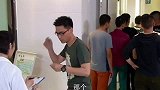 近视眼小伙参加特警体检被看不起，结果知道真实身份后惊呆众人