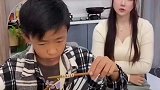 吃饭不好好吃，还想织个围巾