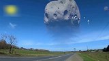 外星母舰在空中放出UFO，男子用手机拍下这一幕！