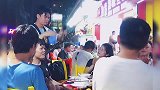 卖唱歌手一首《男人花》博得美女欢心，当场打赏50元