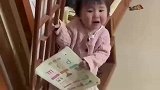 挡板脱落萌娃苦苦支撑，宝妈先掏手机拍视频！