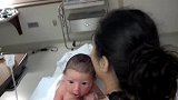 出生第3天的小宝宝，瞪大眼睛四处张望，露出这样的表情