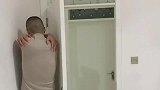 老公在门后边挠痒痒，结果让人意想不到