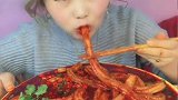 小姐姐吃爆辣粉耗子，红彤彤的全是辣椒，一口下去太爽了
