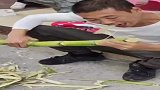 爸爸这么给孩子弄甘蔗