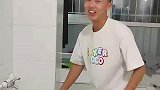 男生帮对象洗衣服被室友逮住