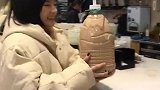 第一次见用桶装奶茶，这么大一桶莫非家里有矿，小姐姐也好漂亮