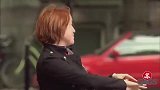 爆笑！两个男子穿奇特衣服街头求爱,女生不好拒绝,场面一度尴尬
