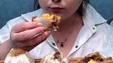 这小姐姐终于吃到大烧麦了，看着真好吃