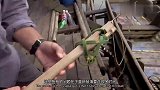 渔民用鱼枪插鱼，结果遭到黑鱼的反击！整个人都落入水中！
