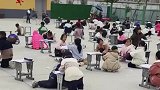 一年级根本不用监考，他们忙的很