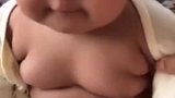 三个月的小宝宝就像弥勒佛转世一样，一身肉肉太招人稀罕了！
