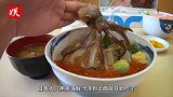韩国人海鲜新吃法，上桌的生鱼片还在鲜活跳动，比日本吃法更残忍