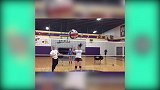 妹子暴力扣篮扣倒篮筐 篮架倒下发生惊险一幕