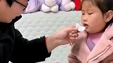 爸爸给女儿拔牙遭嫌弃！