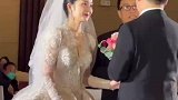婚礼上爸爸把女儿交给女婿，新娘美得让人移不开眼
