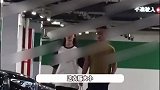 郑恺与苗苗挽手逛街，苗苗穿拖鞋打扮随意，老夫老妻氛围超甜