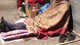 印度女人为了能怀孕，集体趴地上