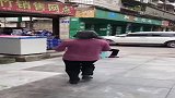 七十多岁的外婆见到她九十多岁的妈妈，跑得像个少女，太可爱了！