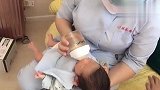 月嫂喂小宝宝喝奶，宝宝只要喝慢了，月嫂就弹奶瓶，好搞笑！