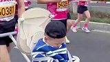 爷爷带着孙子跑完半程马拉松，果然运动不分年龄
