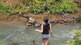 美女隐居野外，饿了出来觅食，抓到一堆蛙，烤着真好吃！