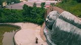 最大的石雕卧佛，头北身南，大佛依山临水！