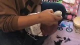 月嫂给小宝宝剪胎发，宝宝全程都在睡觉，这也太会享受了吧！