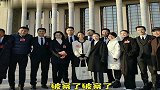 沈腾回应合影不看镜头找地呢
