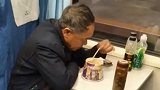 火车上拍到这一幕，大爷你真是个狠人，不服不行！